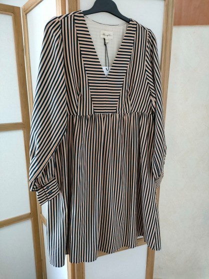 Parina Robe mi-longue blanche à bretelles et ourlet volumineux – Club L London - FR