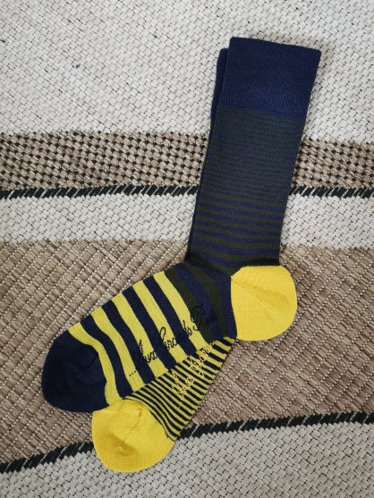 Chaussettes enfant laine peignée rayures asymétriques bleu marine, kaki et  jaune