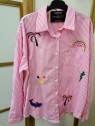 Chemise à rayures rose brodée